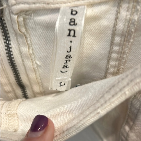 Chic White Crop‎ Top with Modern Flair - Picture 2 of 6